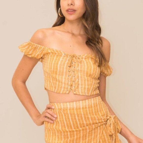 🦋 4SI3NNA Yellow Stripe Crop Top Off the Shoulder Size Small Ruched Boho Cute - Picture 3 of 7